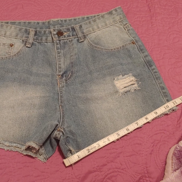 Women's short shorts - Picture 6 of 8